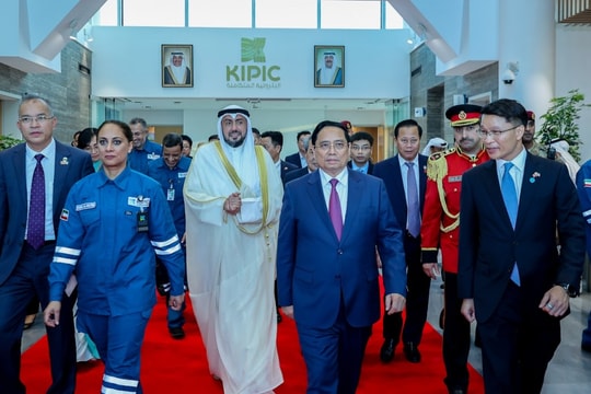 Thủ tướng thăm tổ hợp lọc hóa dầu lớn hàng đầu thế giới tại Kuwait