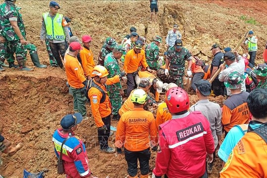 Thiệt hại lớn do lở đất tại Indonesia