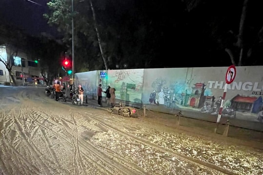 Công an Hà Nội truy tìm ô tô tải làm đổ bùn nhão khiến người đi xe máy trượt ngã