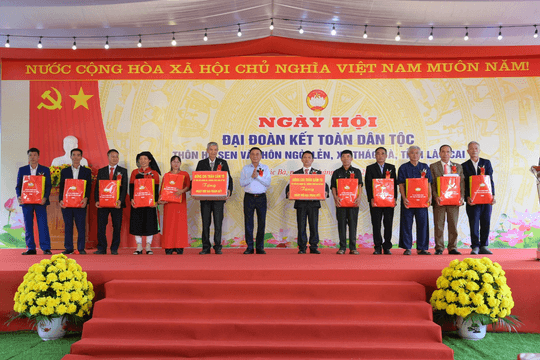 Thường trực Ban Bí thư Trần Cẩm Tú dự Ngày hội Đại đoàn kết toàn dân tộc tại tỉnh Lào Cai