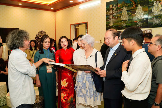Chuyên Mỹ đón 200 đại biểu quốc tế về chấm điểm Làng nghề khảm trai - sơn mài