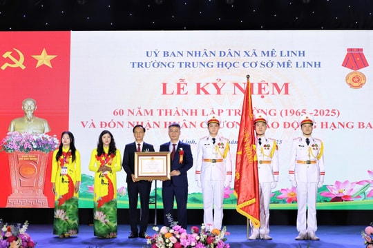 Trường THCS Mê Linh đón nhận Huân chương Lao động hạng Ba