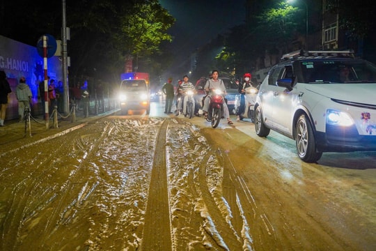 Xử phạt tài xế xe tải làm rơi bùn xuống phố Tôn Đức Thắng, Hà Nội