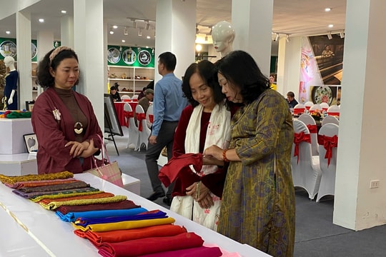 Hà Nội khai mạc triển lãm chuyên đề thêu ren, lụa, áo dài, túi vải 2025