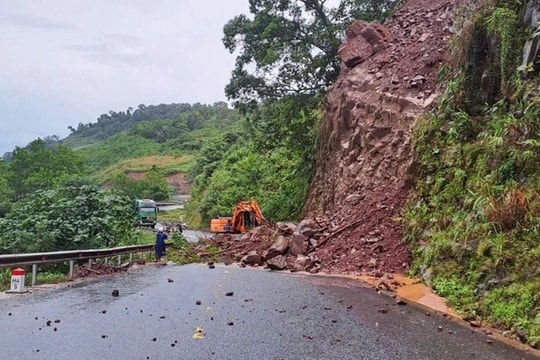 Tập trung ứng phó mưa lũ, đặt nhiệm vụ bảo đảm an toàn tính mạng cho nhân dân lên trên hết, trước hết