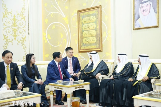 Thủ tướng Phạm Minh Chính tới nhà riêng thăm nguyên Thủ tướng Kuwait Sheikh Nasser