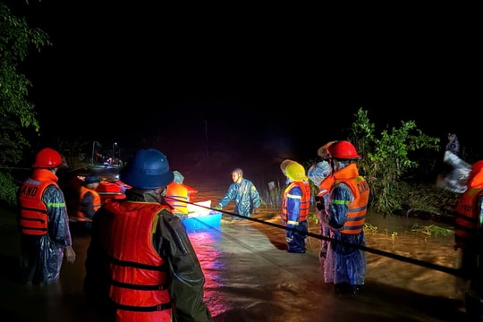 Đắk Lắk: Công an tạo "cây cầu người" qua vùng lũ để cứu dân