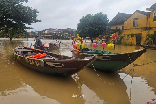 Đà Nẵng Lũ trên sông Vu Gia - Thu Bồn đang xuống, mưa vẫn tiếp diễn