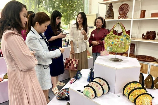 Khai mạc Triển lãm chuyên đề các sản phẩm thủ công mỹ nghệ, OCOP