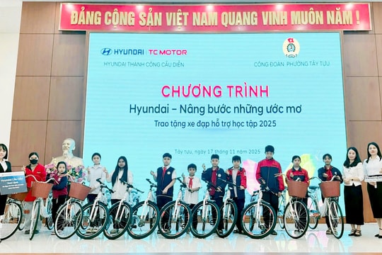Công đoàn phường Tây Tựu trao xe đạp hỗ trợ học sinh khó khăn