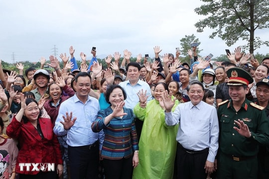 Chủ tịch nước Lương Cường thăm hỏi bà con vùng lũ xã Gò Nổi, Đà Nẵng