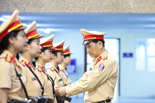Chuyện nghề của những “bóng hồng” cảnh sát giao thông dẫn đoàn