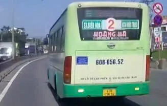 Tài xế xe buýt lấn làn gây nguy hiểm bị đình chỉ, cắt tiền thưởng