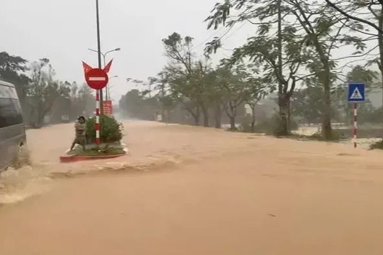 Mưa lớn kéo dài, Huế đối mặt nguy cơ tái ngập và sạt lở