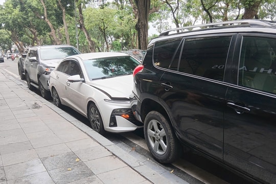 Ô tô va chạm liên hoàn trên phố Lê Thái Tổ