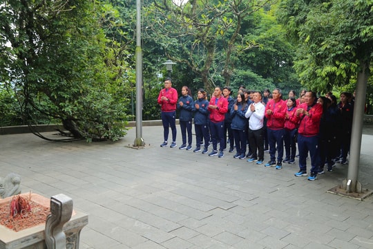 Đội tuyển nữ Việt Nam dâng hương tại đền thờ các Vua Hùng