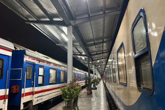 Nhiều đoàn tàu Bắc - Nam phải dừng chờ do mưa lũ Nam Trung Bộ