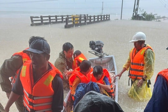 Công an tỉnh Đắk Lắk căng mình trong mưa lũ để giúp dân