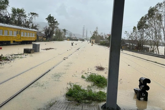 Sơ tán nhiều hành khách từ Hà Nội khỏi ga Diêu Trì do nước lũ dâng cao