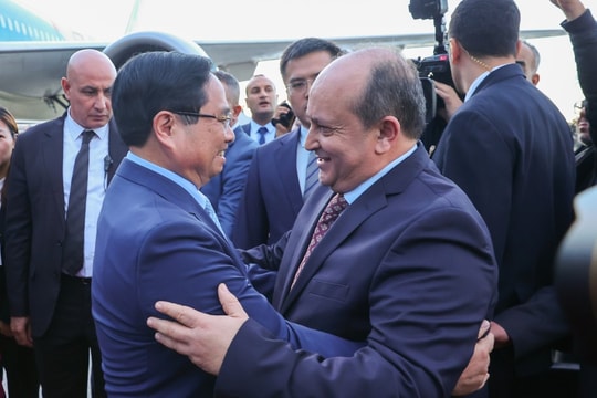 Thủ tướng Sifi Ghrieb ra sân bay đón Thủ tướng Phạm Minh Chính thăm chính thức Algeria