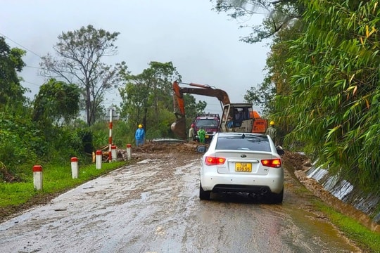 Quảng Ngãi khẩn trương khắc phục các tuyến đường bị sạt lở