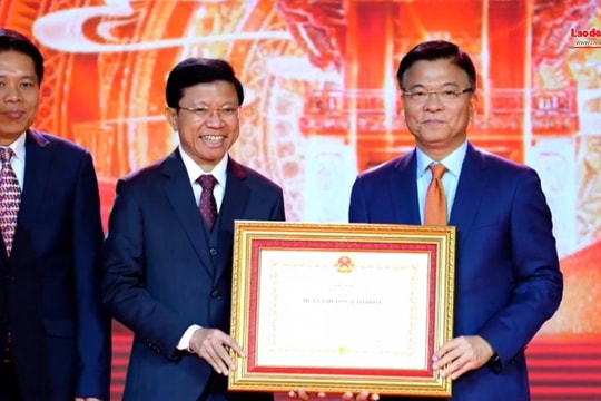 Trường Đại học Khoa học Xã hội và Nhân văn đón nhận Huân chương Lao động Hạng Nhất