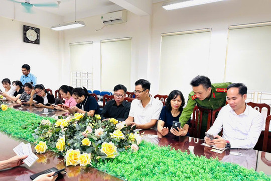 Công an xã Quang Minh hướng dẫn làm sạch dữ liệu đăng ký xe và giấy phép lái xe trên iHanoi