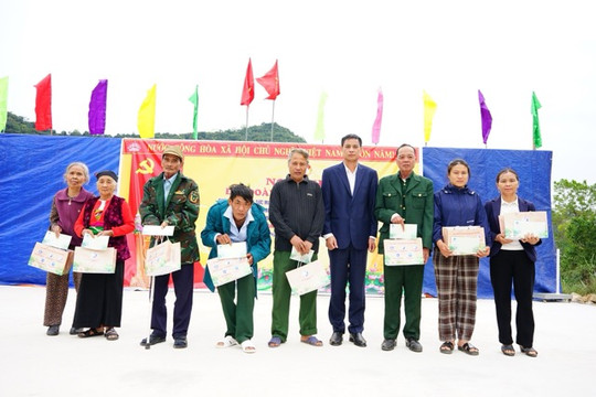 Tặng quà cho gia đình khó khăn ở miền núi, lan toả tinh thần trách nhiệm xã hội của doanh nghiệp