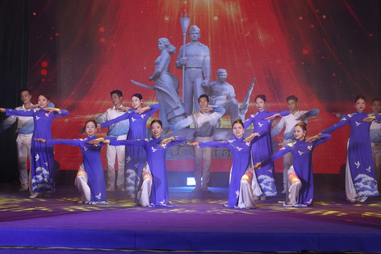 Chương trình nghệ thuật “Rạng rỡ niềm tin - Toả sáng đại đoàn kết” lan tỏa niềm vui, khí thế và quyết tâm mới 
