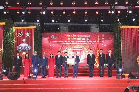 Trường Đại học Khoa học xã hội và nhân văn đón Huân chương Lao động hạng Nhất