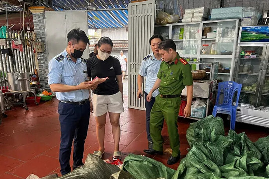 Bí mật bên trong cơ sở kinh doanh thực phẩm ở phường Yên Hòa ngay trước Tết Trung thu