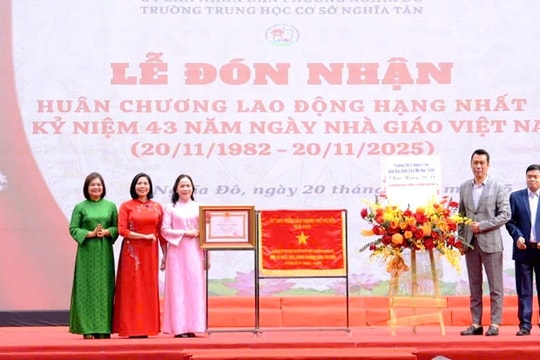 Trường THCS Nghĩa Tân đón nhận Huân chương Lao động hạng Nhất