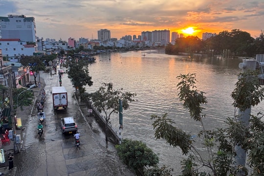 120 phút ở "rốn ngập" triều cường Trần Xuân Soạn