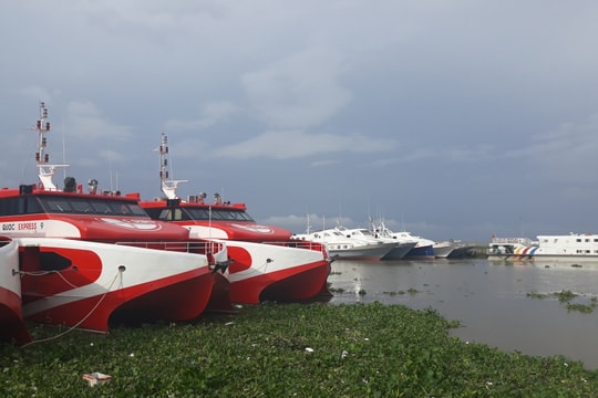 Tạm ngưng các chuyến tàu, phà biển từ bờ ra Phú Quốc sáng 20-11 do sóng lớn