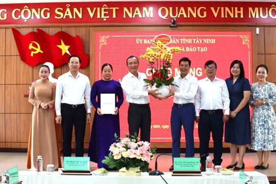 Lãnh đạo tỉnh Tây Ninh thăm, chúc mừng ngành Giáo dục