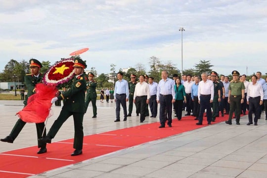Tổng Bí thư Tô Lâm dâng hương tại Phú Quốc, tưởng niệm Chủ tịch Hồ Chí Minh và các anh hùng liệt sĩ
