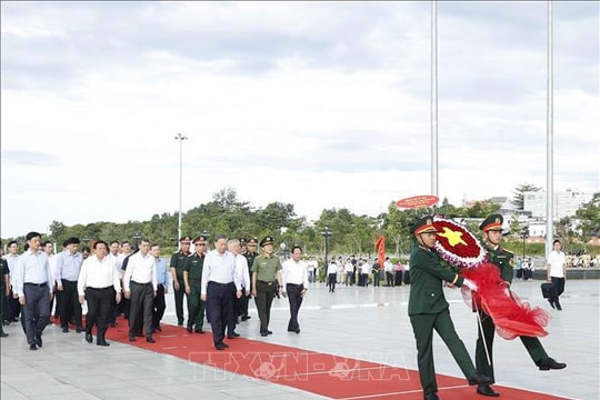 Tổng Bí thư Tô Lâm dâng hương tưởng niệm Chủ tịch Hồ Chí Minh và các Anh hùng liệt sĩ tại Phú Quốc (An Giang)