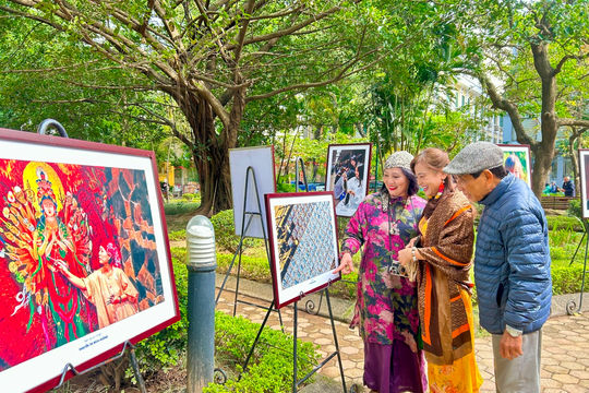 Ngắm nhìn “Phụ nữ trong cuộc sống” đằm thắm, bình dị