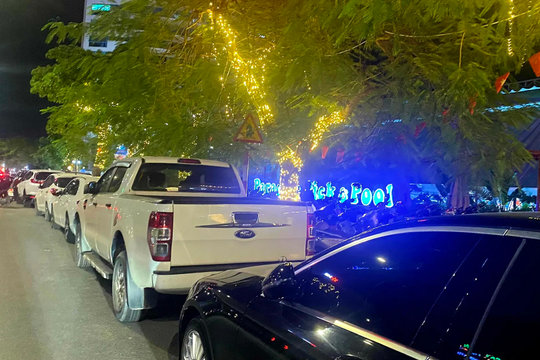 Hải Phòng: Ô tô đỗ hàng dài dưới lòng đường Lê Hồng Phong, gây ách tắc cục bộ
