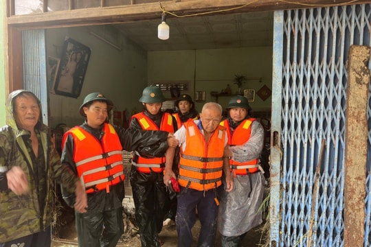 Mưa lũ gây tổn thất nghiêm trọng tại miền Trung