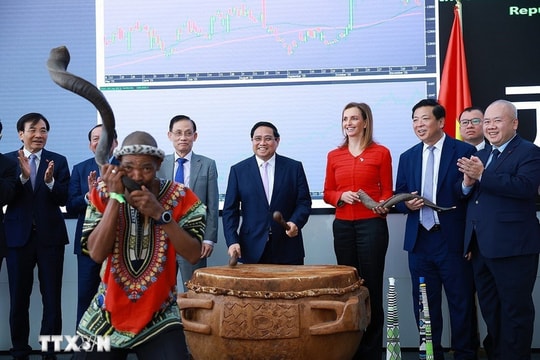 Thủ tướng Phạm Minh Chính thăm Thị trường chứng khoán Johannesburg của Nam Phi