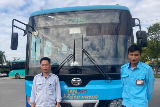 Nhân viên xe buýt Transerco đưa hành khách đi cấp cứu