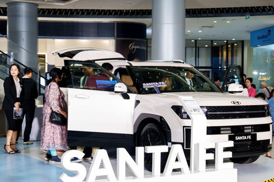 Hyundai Santa Fe hybrid nhận cọc tại Việt Nam