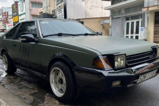 "Vua cafe" Đặng Lê Nguyên Vũ xuống phố cùng xế cổ Toyota Celica