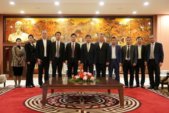 Hà Nội mong muốn Công ty TNHH Đầu máy toa xe Đại Liên chuyển giao công nghệ và kinh nghiệm phát triển đường sắt