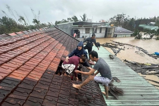 Ứng phó mưa lũ đặc biệt lớn tại khu vực Trung Bộ: Tuyệt đối không để người dân bị cô lập mà không được cứu giúp kịp thời