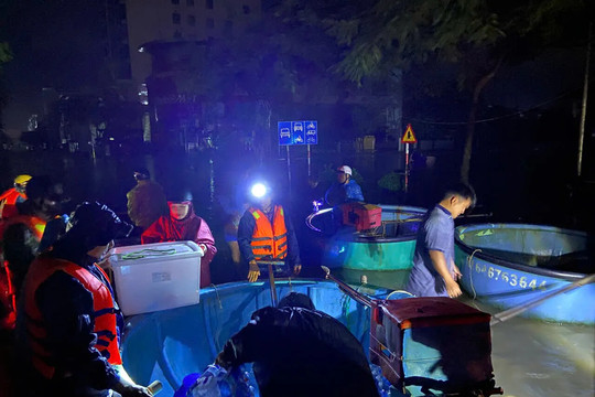 Đắk Lắk: xuyên đêm cứu hộ đồng bào vùng lũ lụt