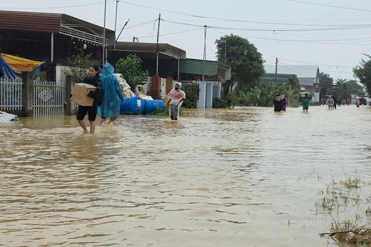 Đắk Lắk: nước lũ sông Krông Ana dâng cao, khẩn trương di dời hàng trăm hộ dân cùng tài sản