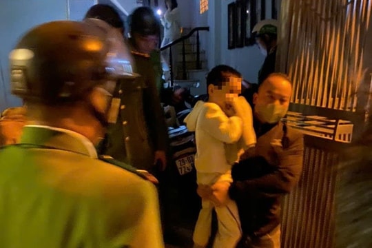Hướng dẫn 7 người thoát nạn trong vụ cháy nhà tại phường Vĩnh Hưng