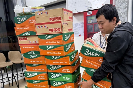 15 tấn hàng cứu trợ đầu tiên của TP Hồ Chí Minh đã đến với vùng lũ Khánh Hoà